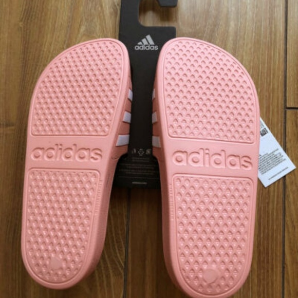 ADIDAS ADILETTE SLIDE BRAND NEW - Picture 3 of 8